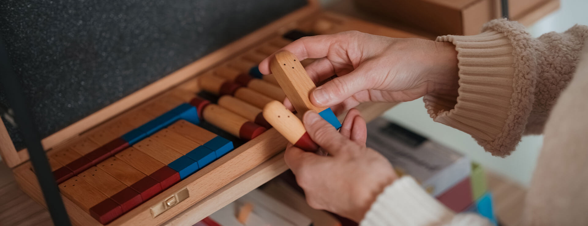 Astrid Boden hält Holzfiguren für die Therapie in der Hand