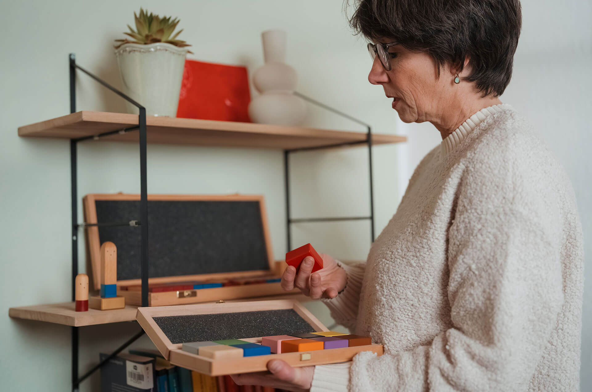 Astrid Boden hält in der Hand ein Tool für die Beratung